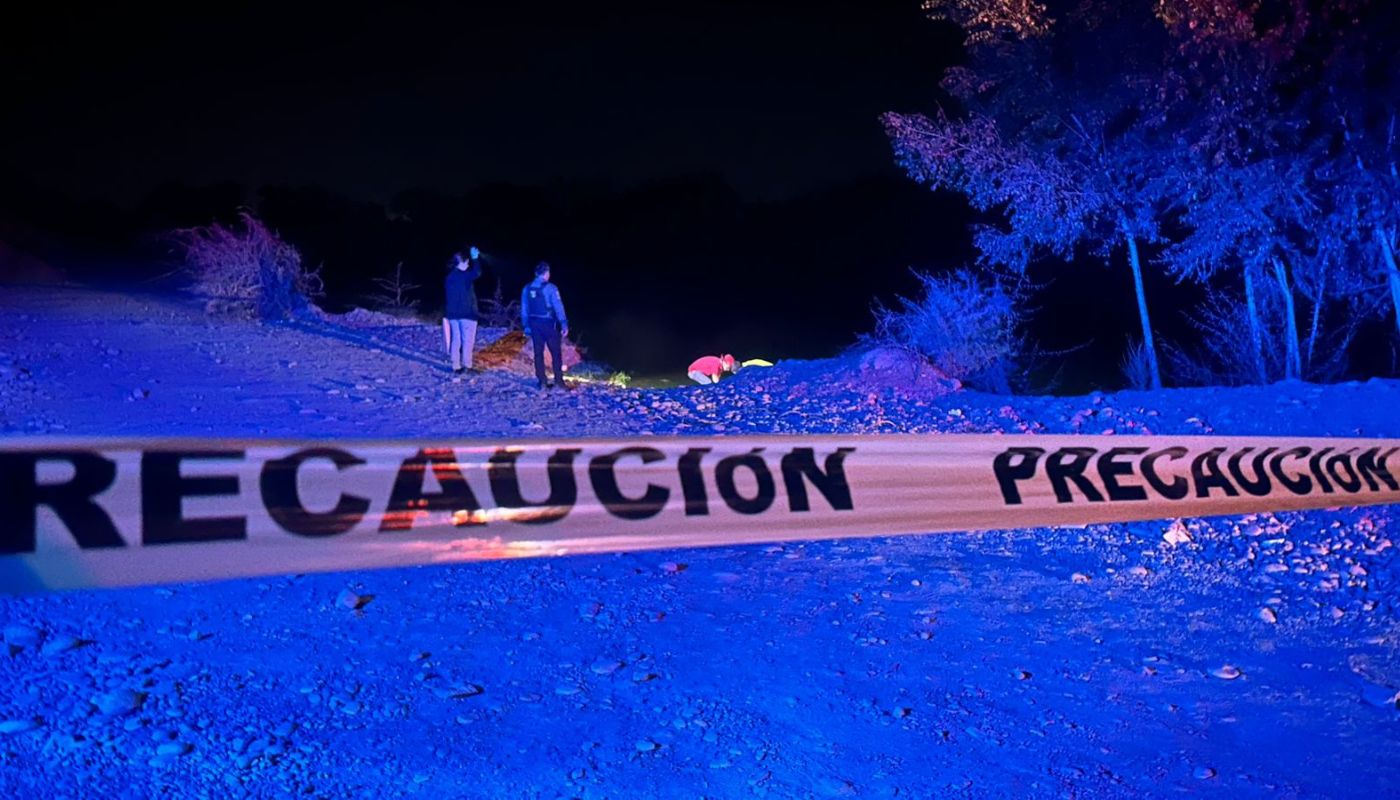 Cinta amarilla de precaución y al fondo elementos de cuerpos de emergencia