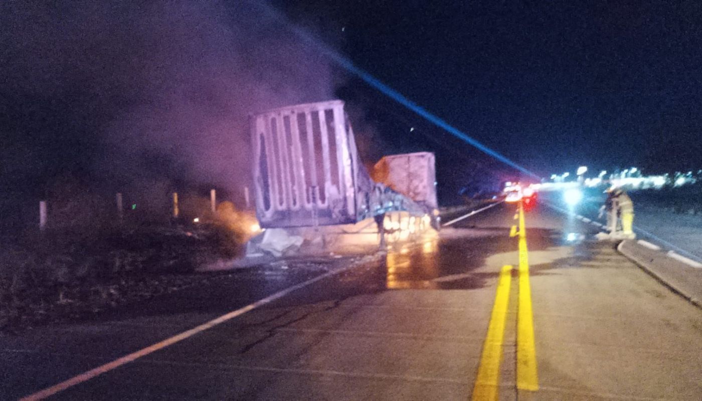 Caja de tráiler con humo en una carretera en la noche