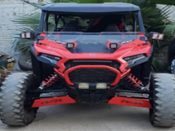 vehiculo tipo razer de color negro y rojo