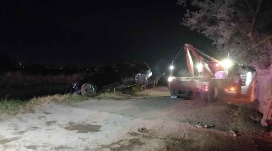 Grúa saca del canal un vehículo