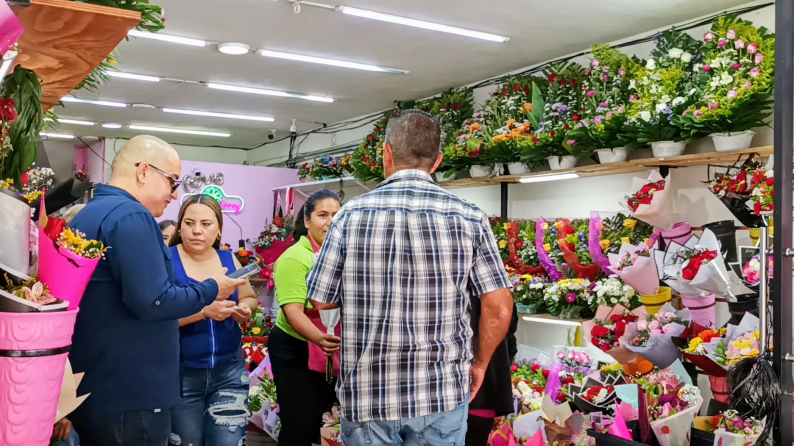 Personas en un establecimiento de venta de flores