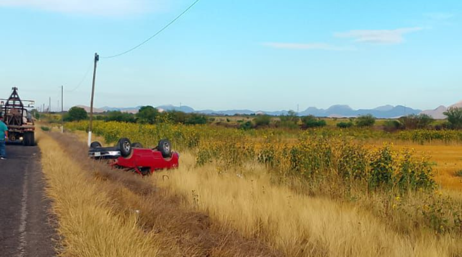 Camioneta con las llantas arriba a un costado de la carretera