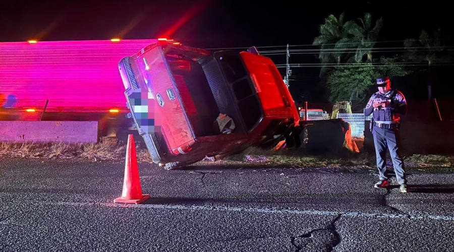 Camioneta volcada sobre la carretera México 15