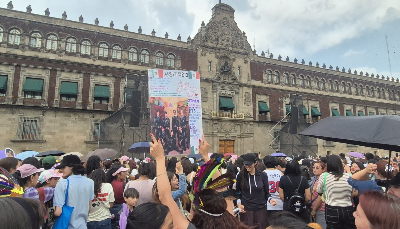 Fanáticos en el Zócalo de la CDMX para ver a BTS.