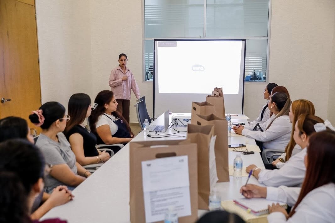 Personas sentadas y una proyección