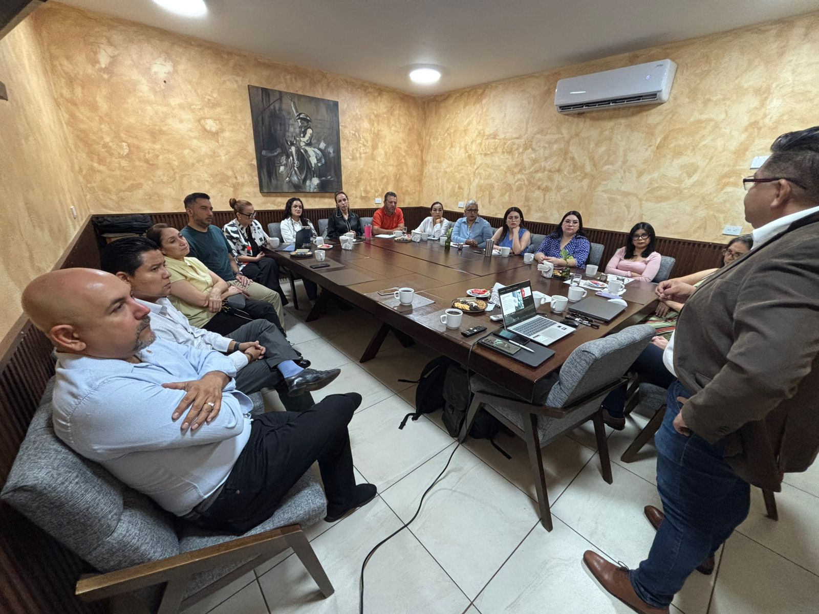 Reunión entre empresario en un curso