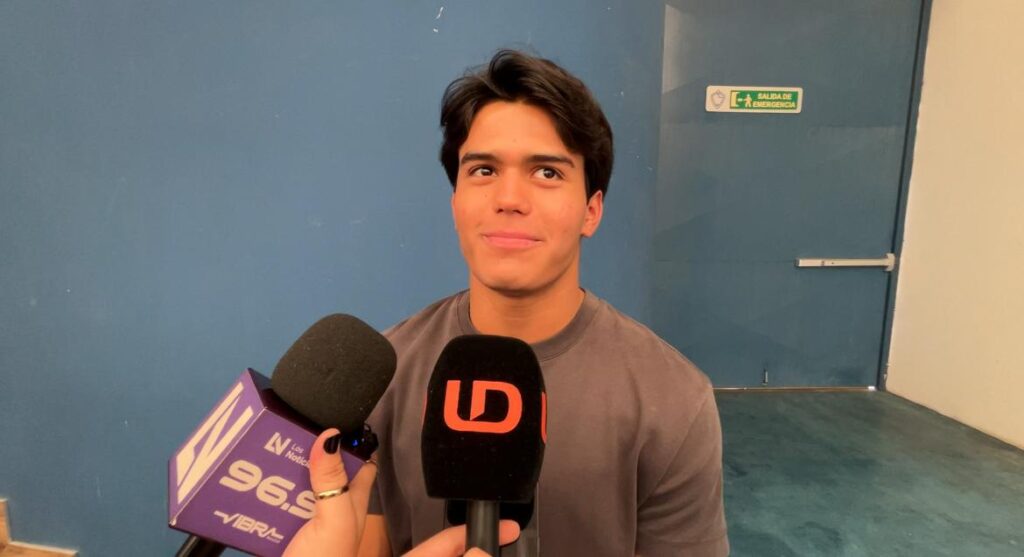 Aarón Ibarra con los micrófonos de la prensa