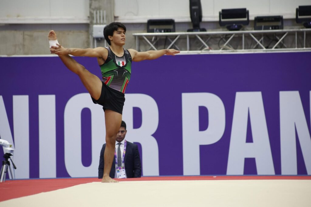 Aaron Ibarra en un tapete de gimnasia