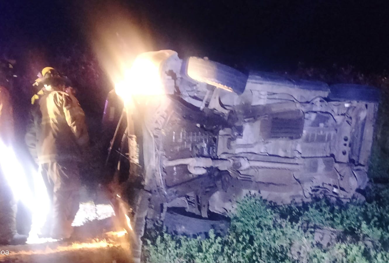 Carro volcado y un elemento de emergencia a un lado