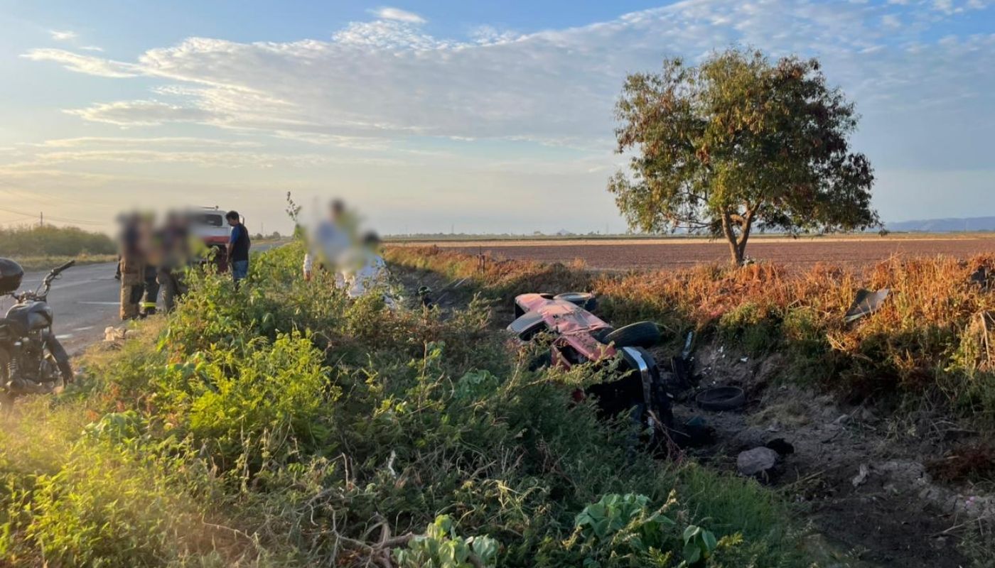 Elementos de seguridad vial junto a un carro con las llantas arriba