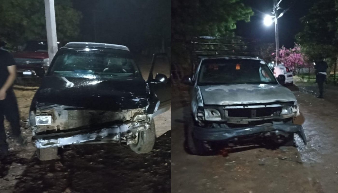 Dos camionetas por la noche con choque en la parte frontal