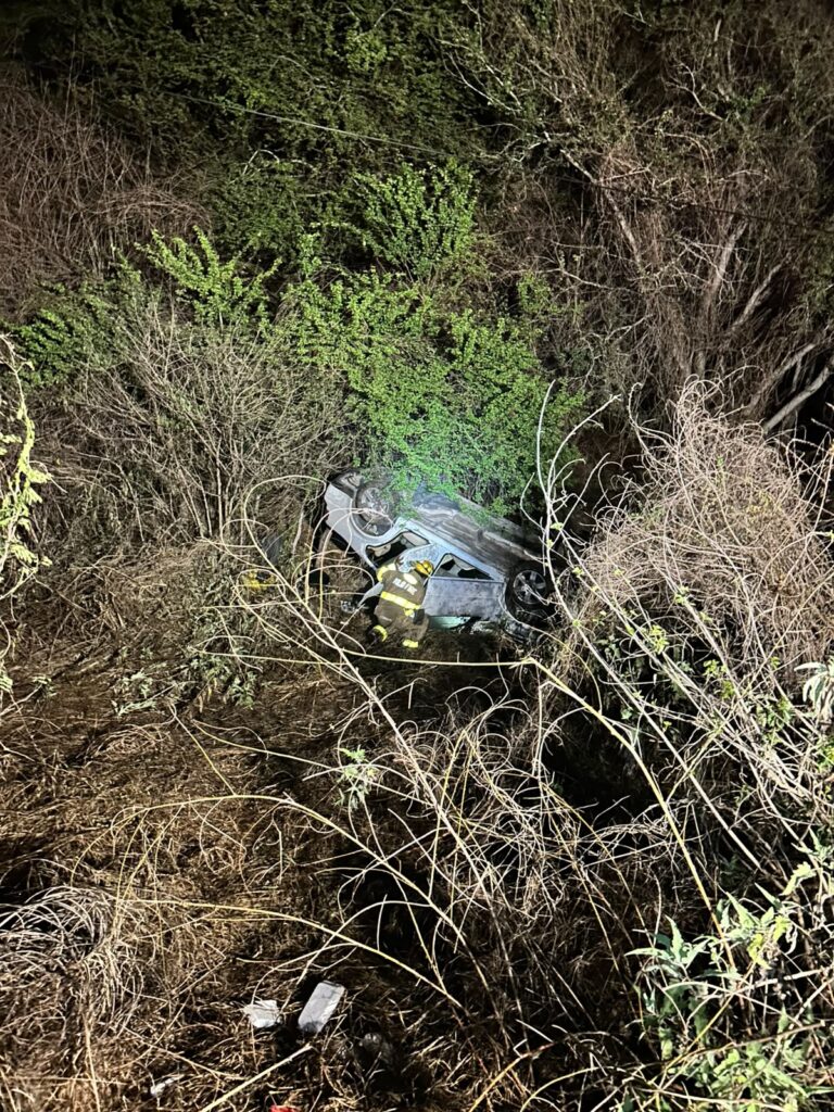 Tripulantes de un vehículo terminaron al fondo de un barranco