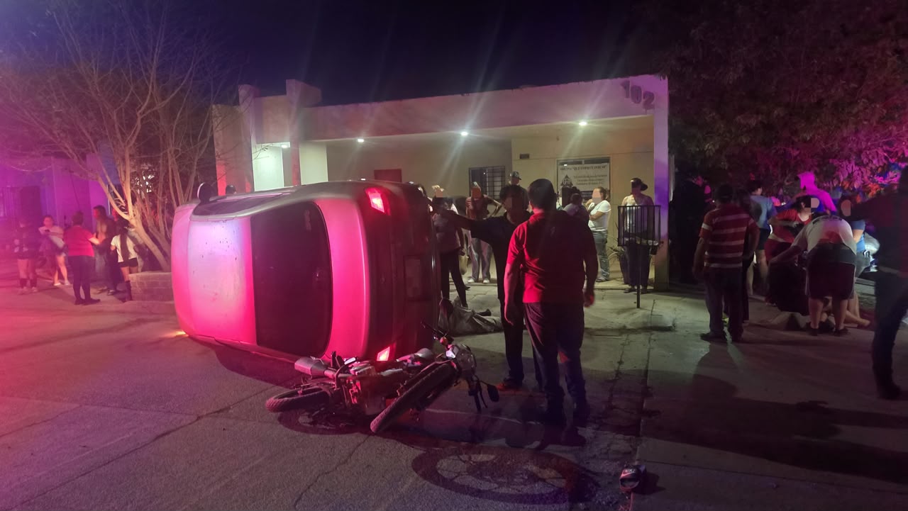 Personas presentes en el accidente con volcadura entre un auto y una motocicleta.