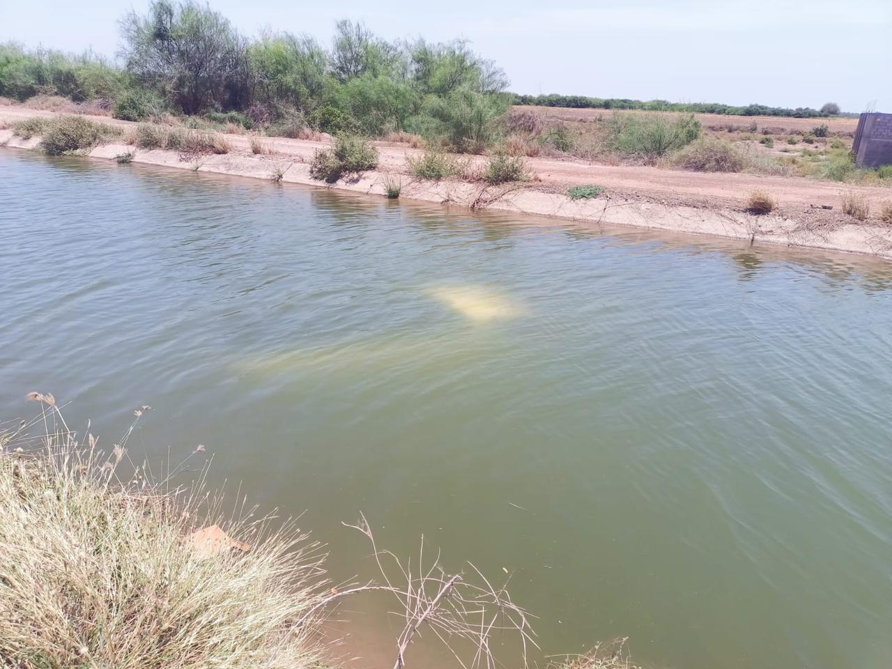 Vehículo al interior de un canal de riego en Tamazula, Guasave.