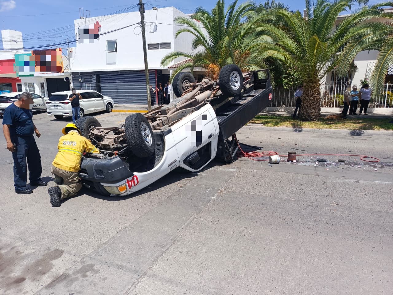 Cuerpos de auxilio en el lugar donde ocurrió el accidente y la volcadura.
