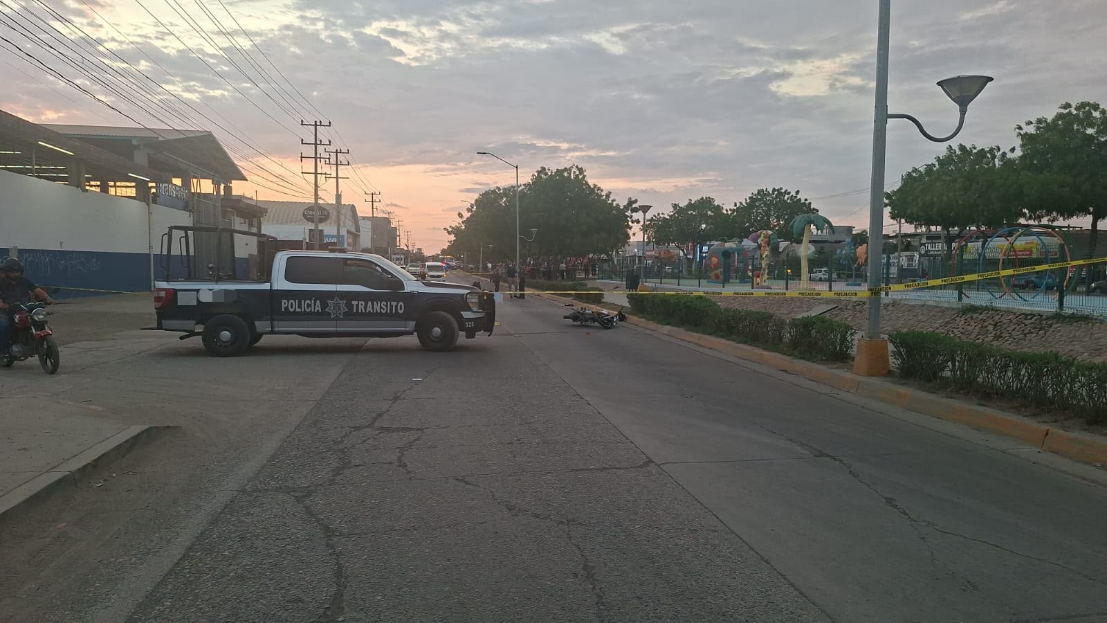 Policía Municipal resguardando el lugar en donde ocurrió el atropellamiento.