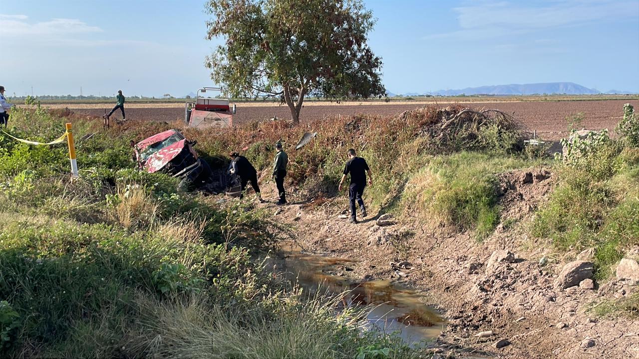Automóvil cae a un canal en el ejido Ricardo Flores Magón