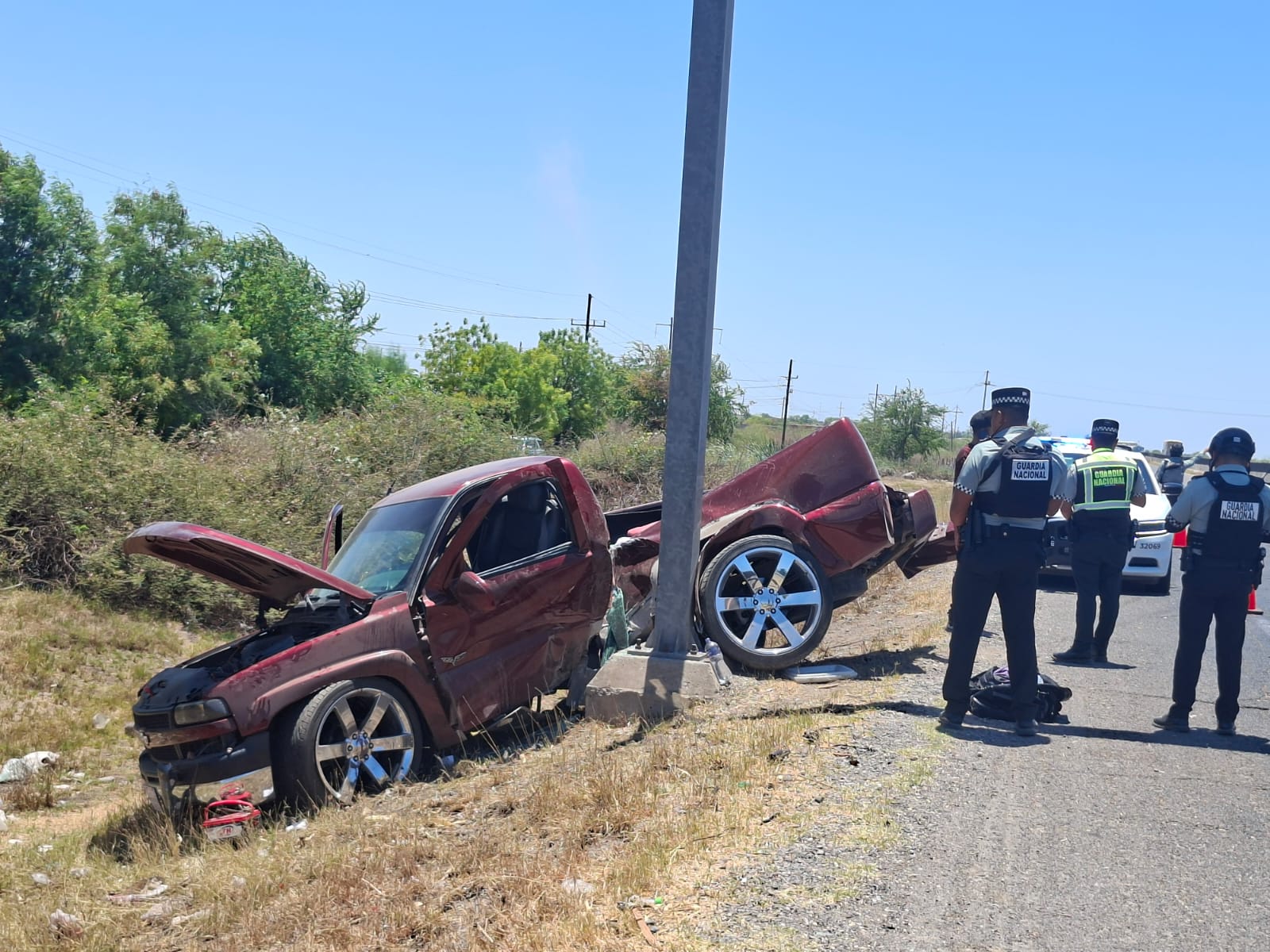 Camioneta roja accidentada a orilla de carretera