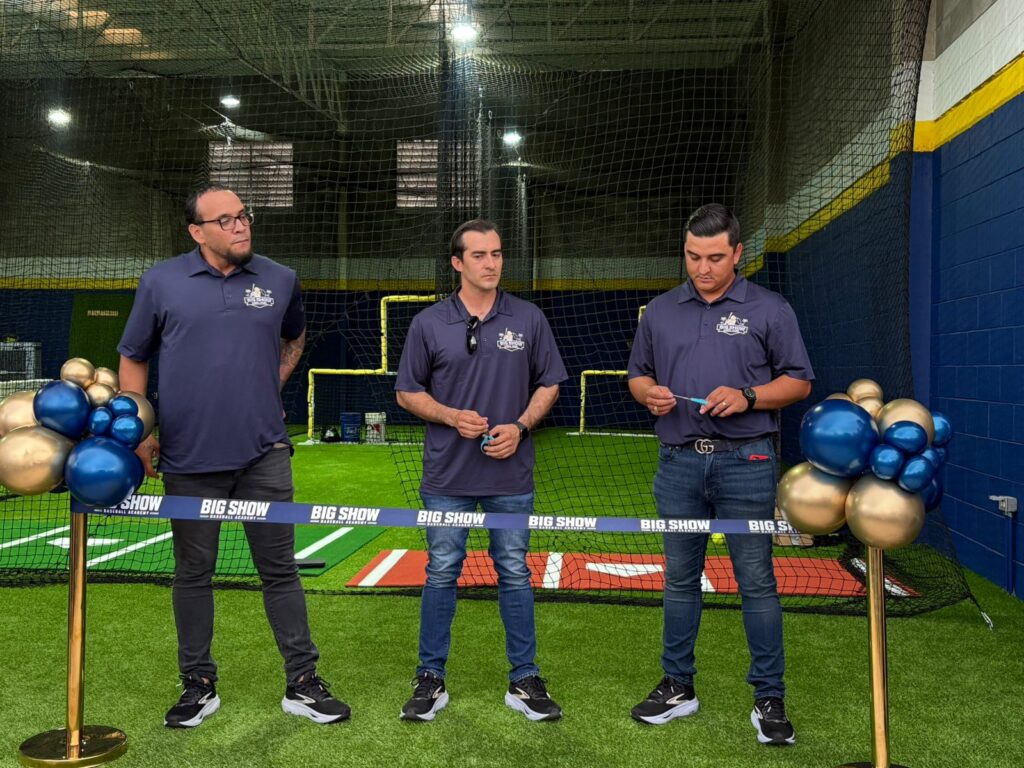 Sebastián Valle junto a dos personas y unas tijeras con un listón