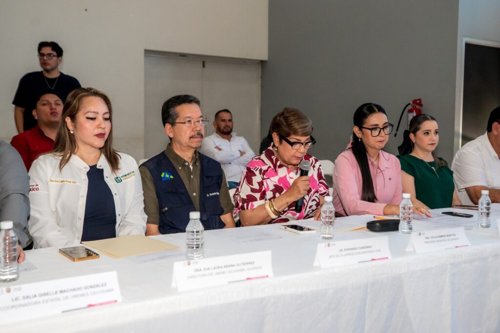 Sutoridades junto a alcaldesa de Guasave con un micrófono
