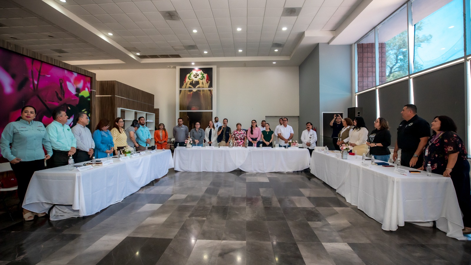 Autoridades de pie en conferencia junto Cecilia Ramírez