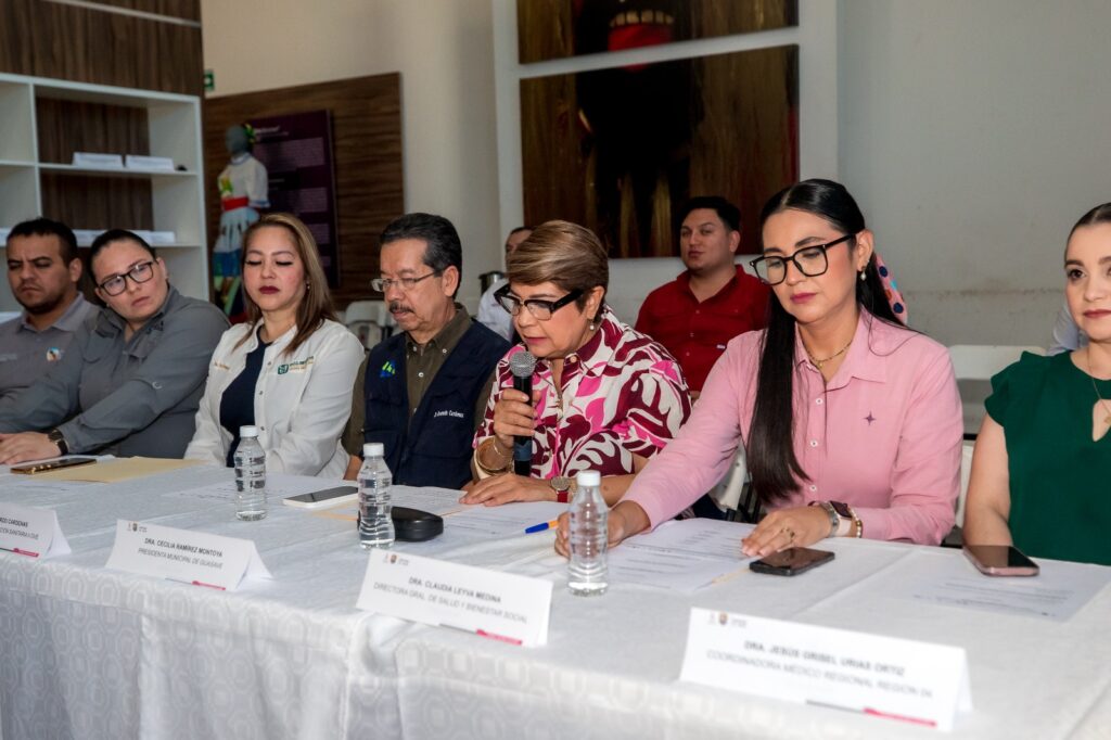Autoridades en mesa junto alcaldesa de Guasave