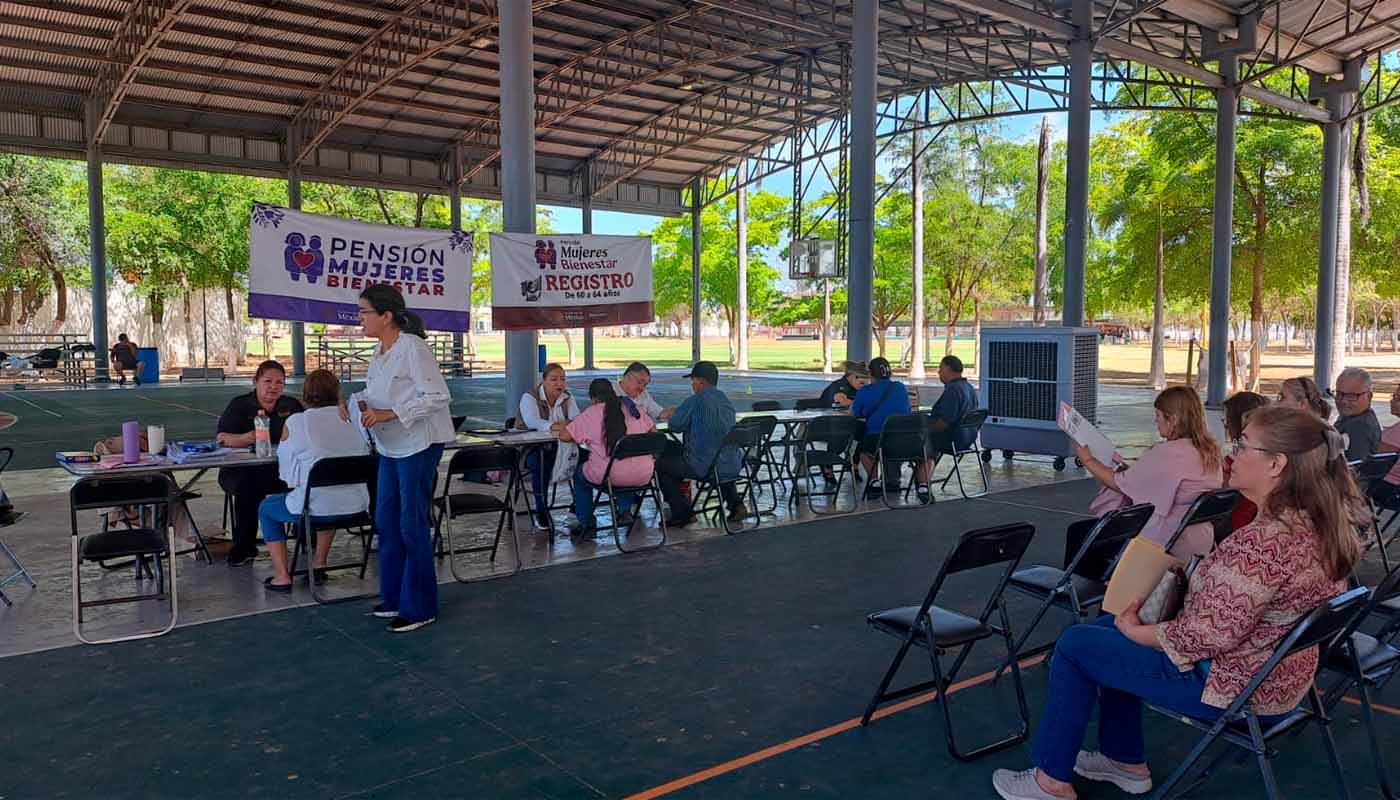 Adultos mayores acuden a registrarse en Pensiones Bienestar