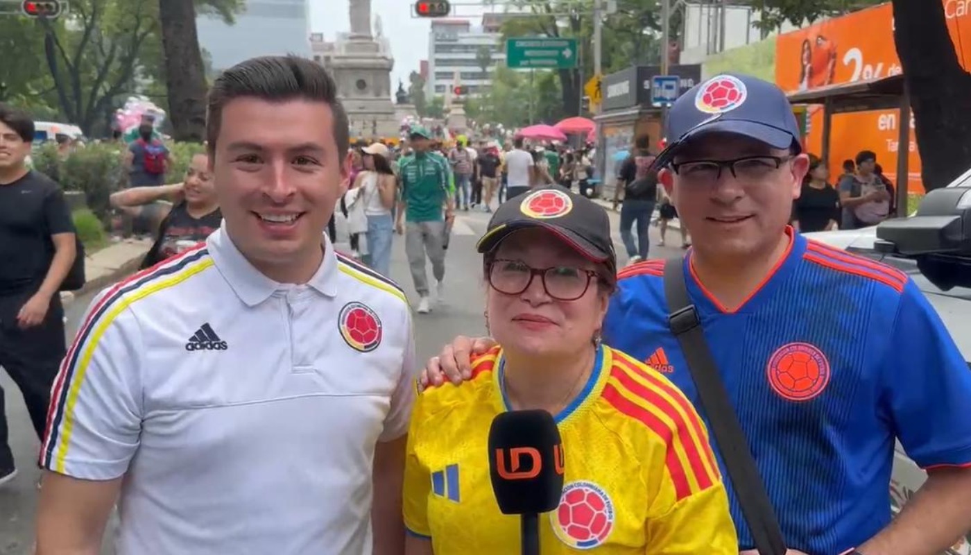 Tres personas viendo al frente con un micrófono frente a ellos