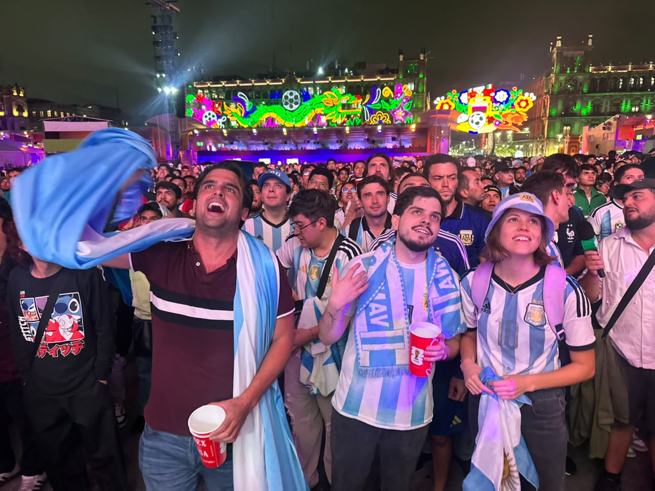 Afición de Argentina en el Fan Festival de la Ciudad de México.