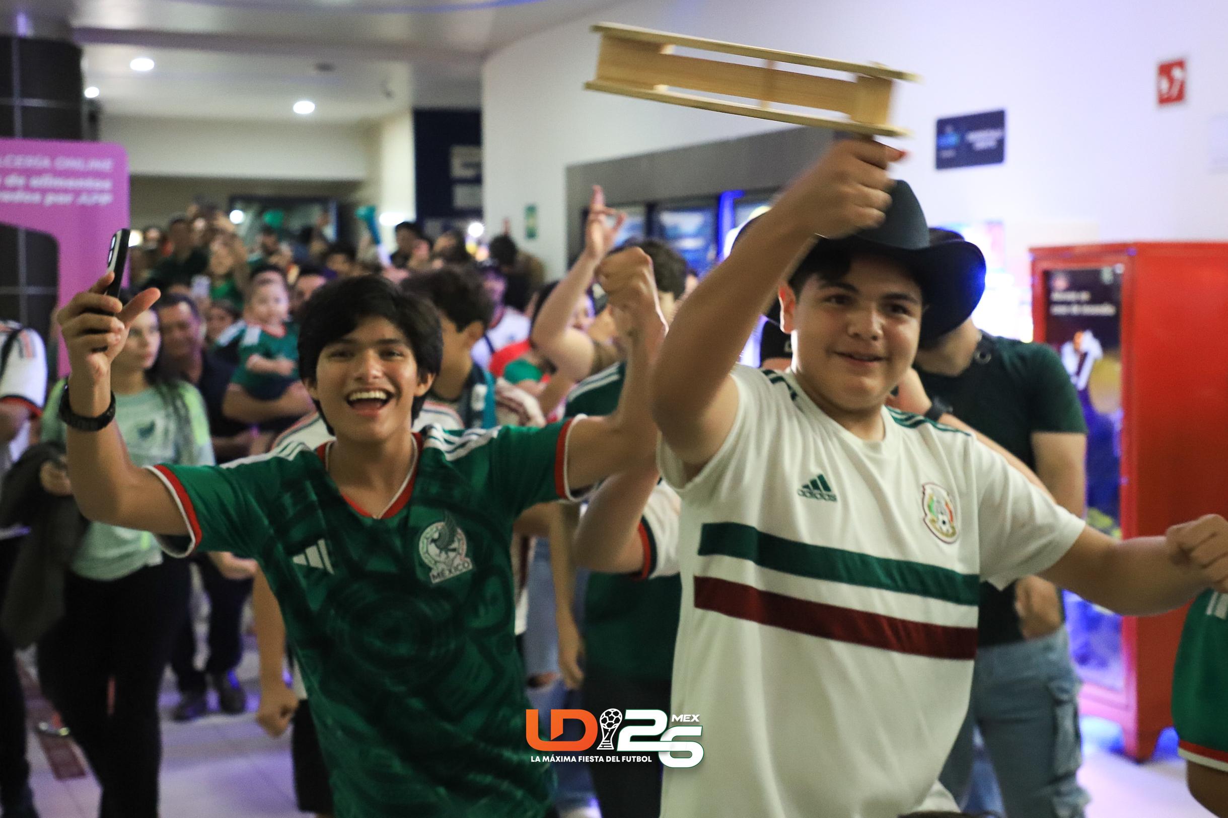 Afición en Culiacán saliendo de la sala de cine tras la victoria de México en Copa del Mundo 2026.