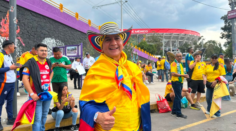 Aficionados de Colombia llegan al estadio Azteca