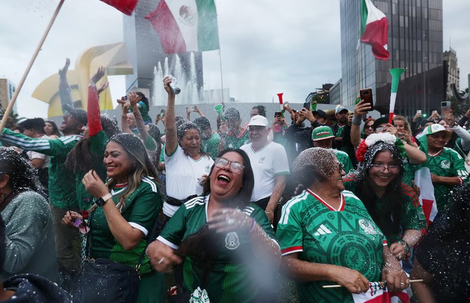 ¡Fiesta mundialista en el Paseo de la Reforma! Miles de aficionados celebran previo al México-Ecuador