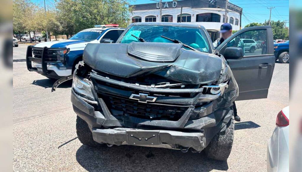 Agente de tránsito Agente de tránsito revisa camioneta tras accidente en Guasave