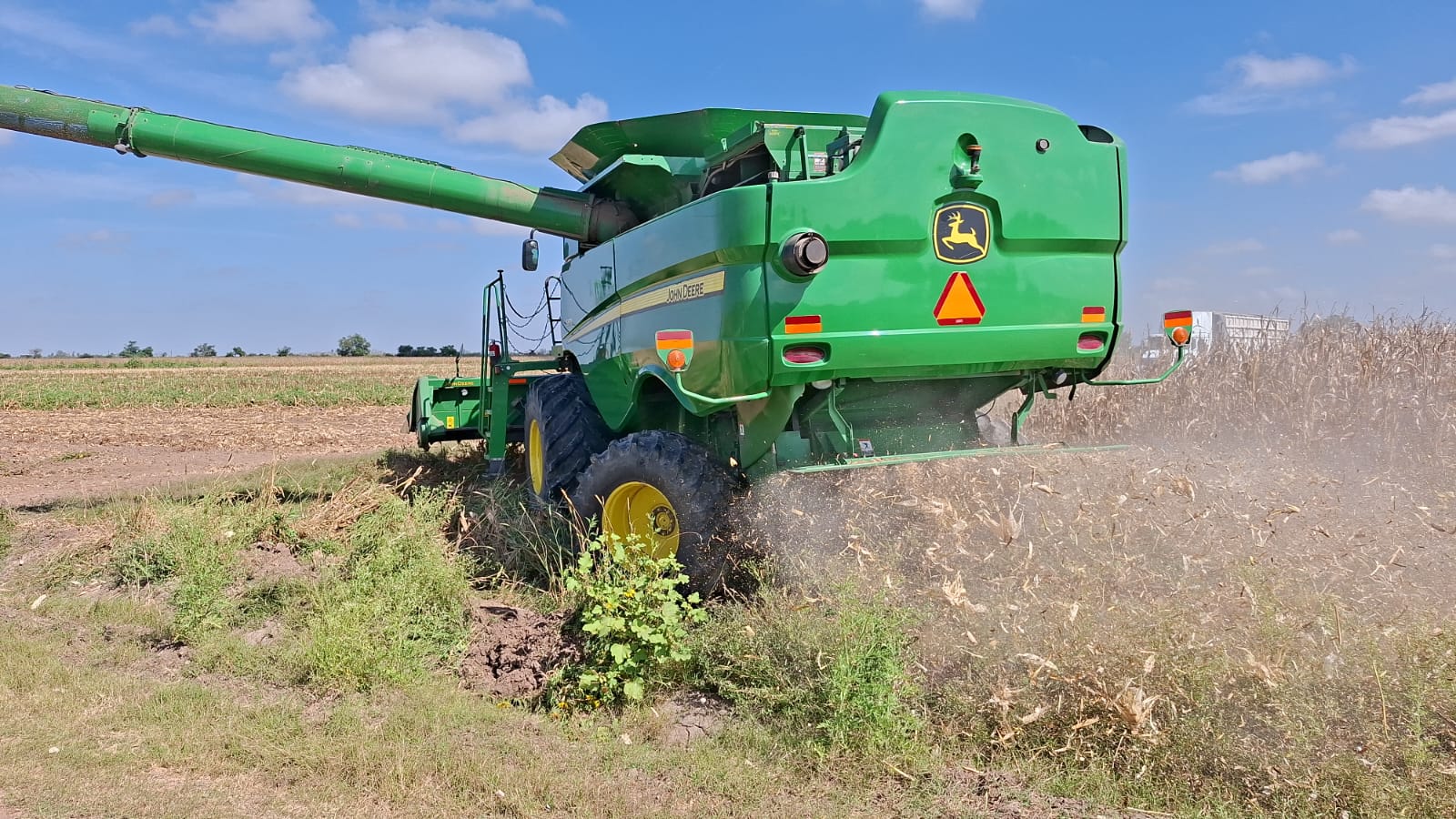 Maquinaria agrícola en un campo.