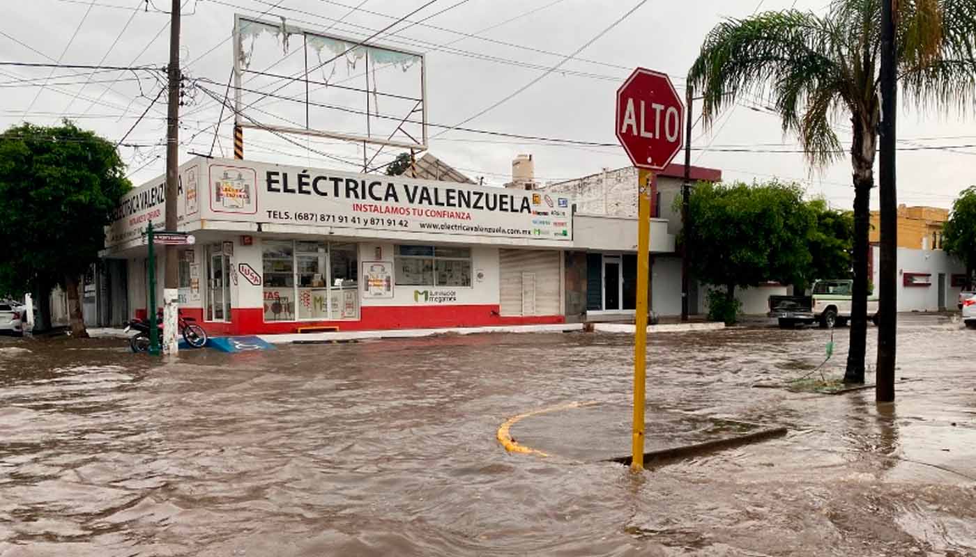 Acumulación de agua en calles de Guasave