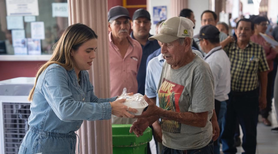 Entrega de comida para familiares de pacientes internados