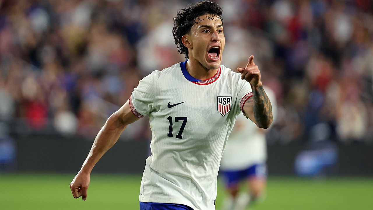 Alejandro Zendejas corriendo con la jersey de Estados Unidos
