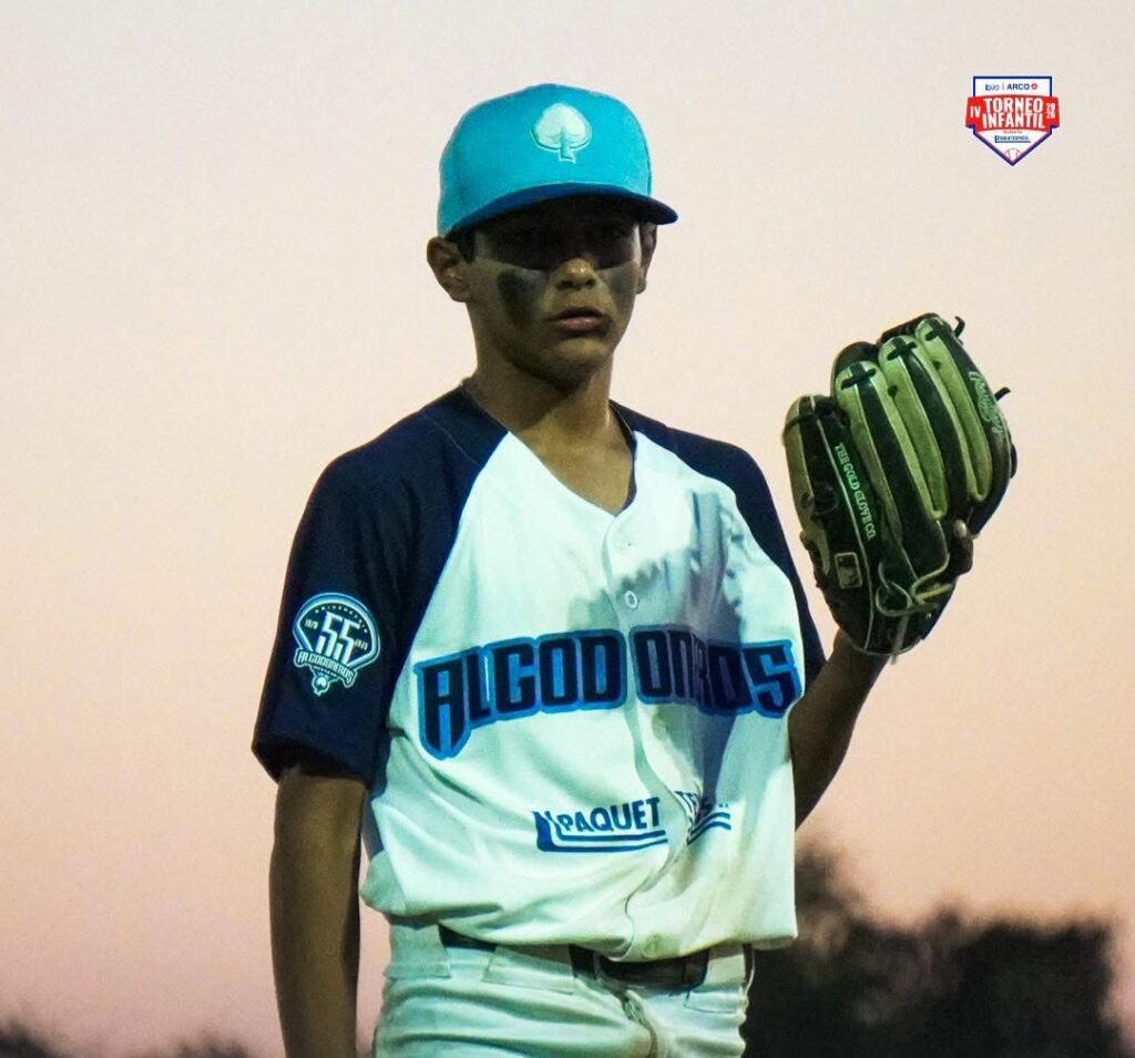 Jugador de lgodoneros de Guasave con su manilla