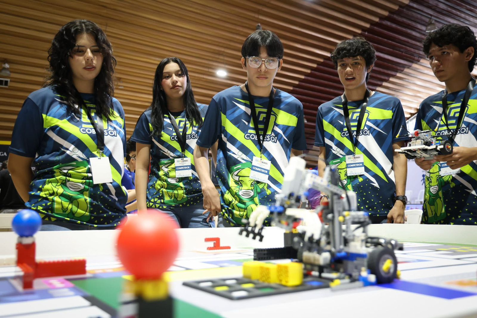 Alumnos de Cobaes en concurso de robótica