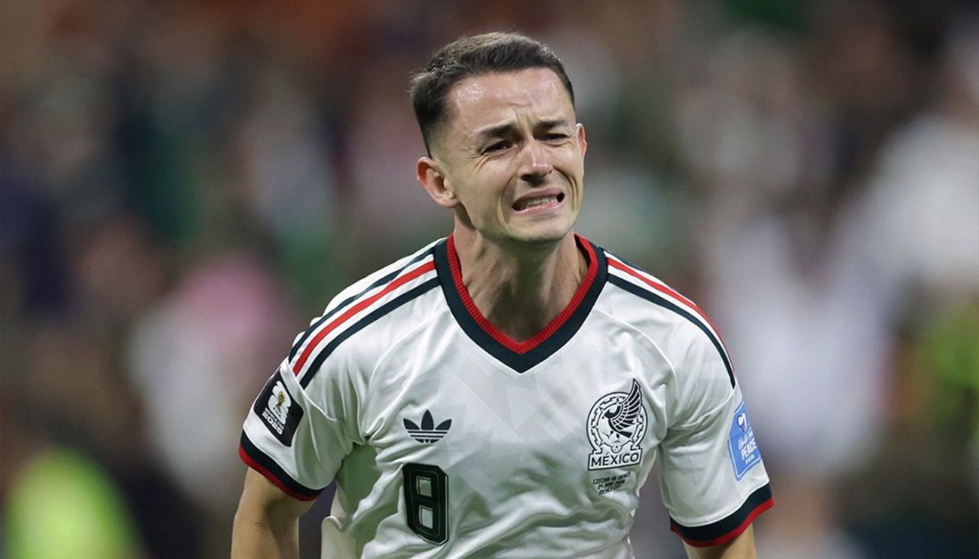 Álvaro Fidalgo, jugador de futbol de la Selección Mexicana durante un partido en un estadio