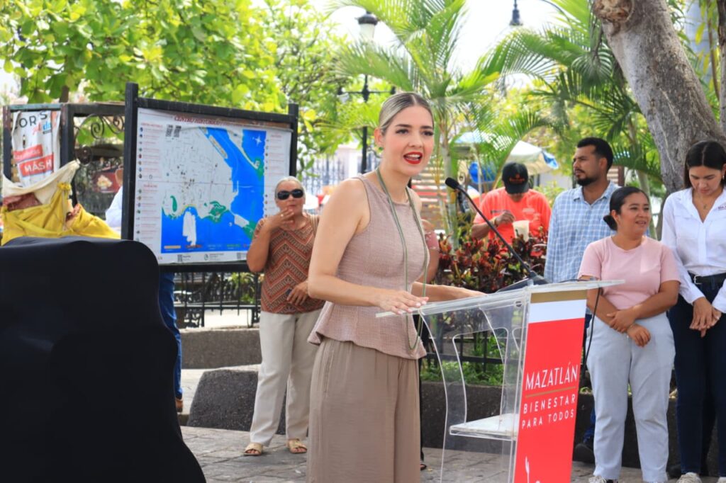 Estrella Palacios en eventos con un micrófono