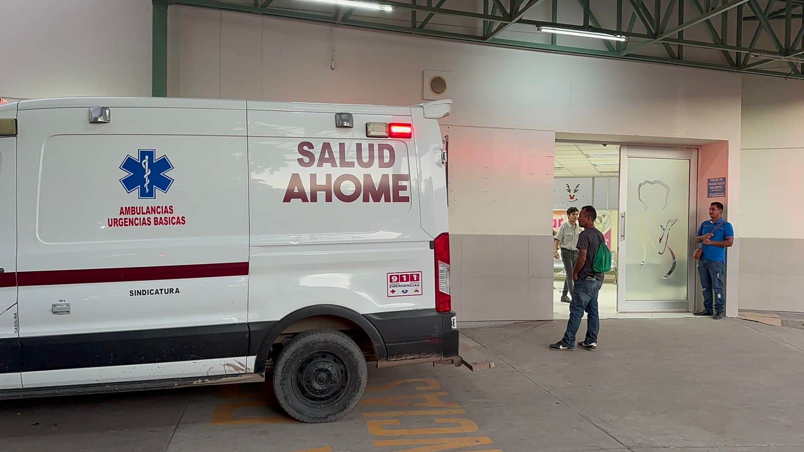 Adulta mayor fallece durante intervención médica tras choque