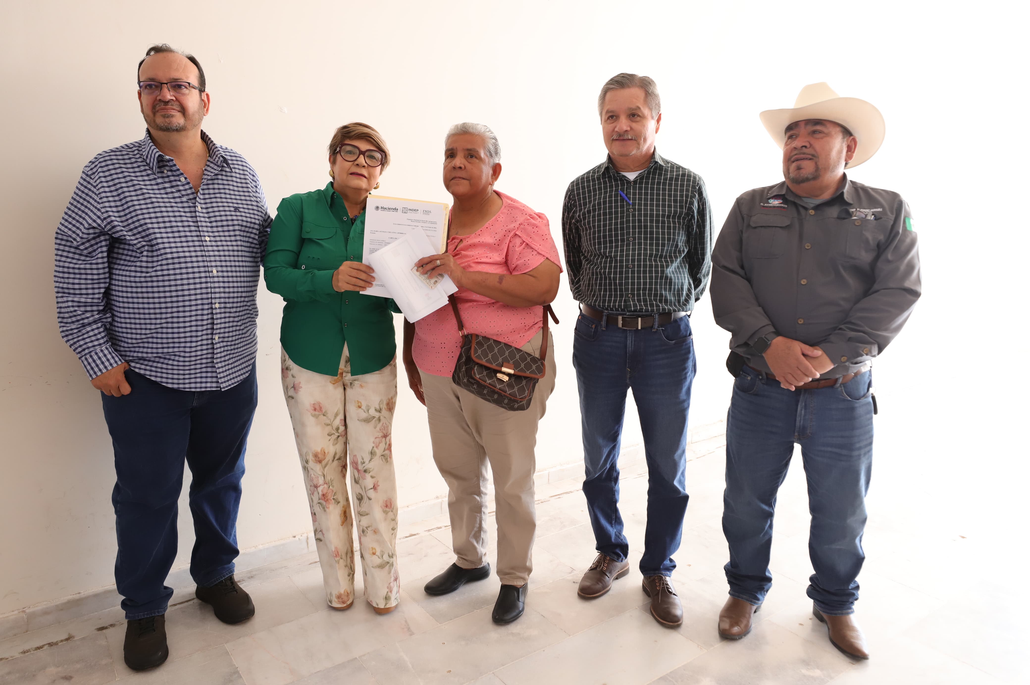 PErsonas de pie sosteniendo un documento