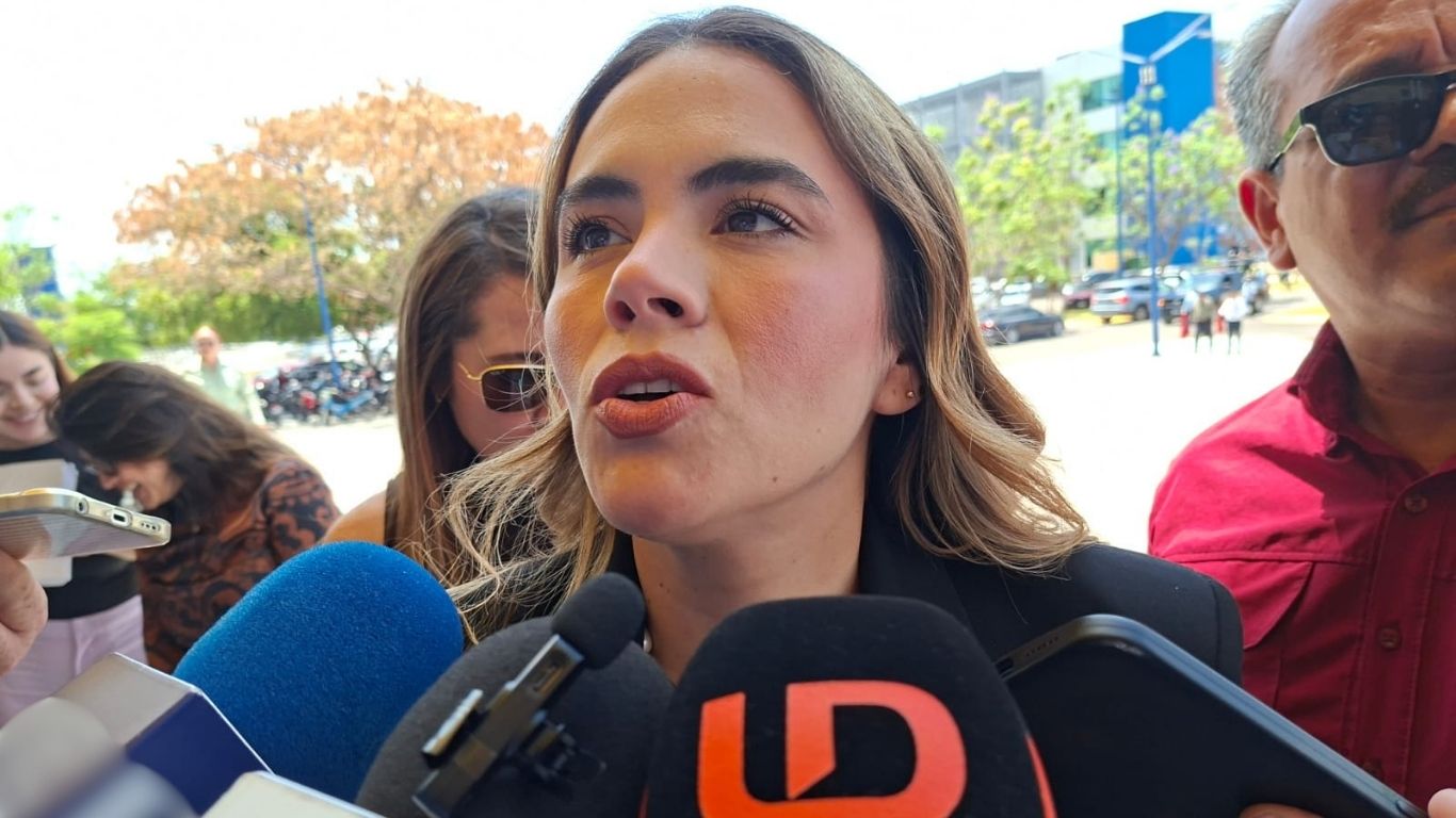 Ana Miriam Ramos hablando a micrófonos de noticieros