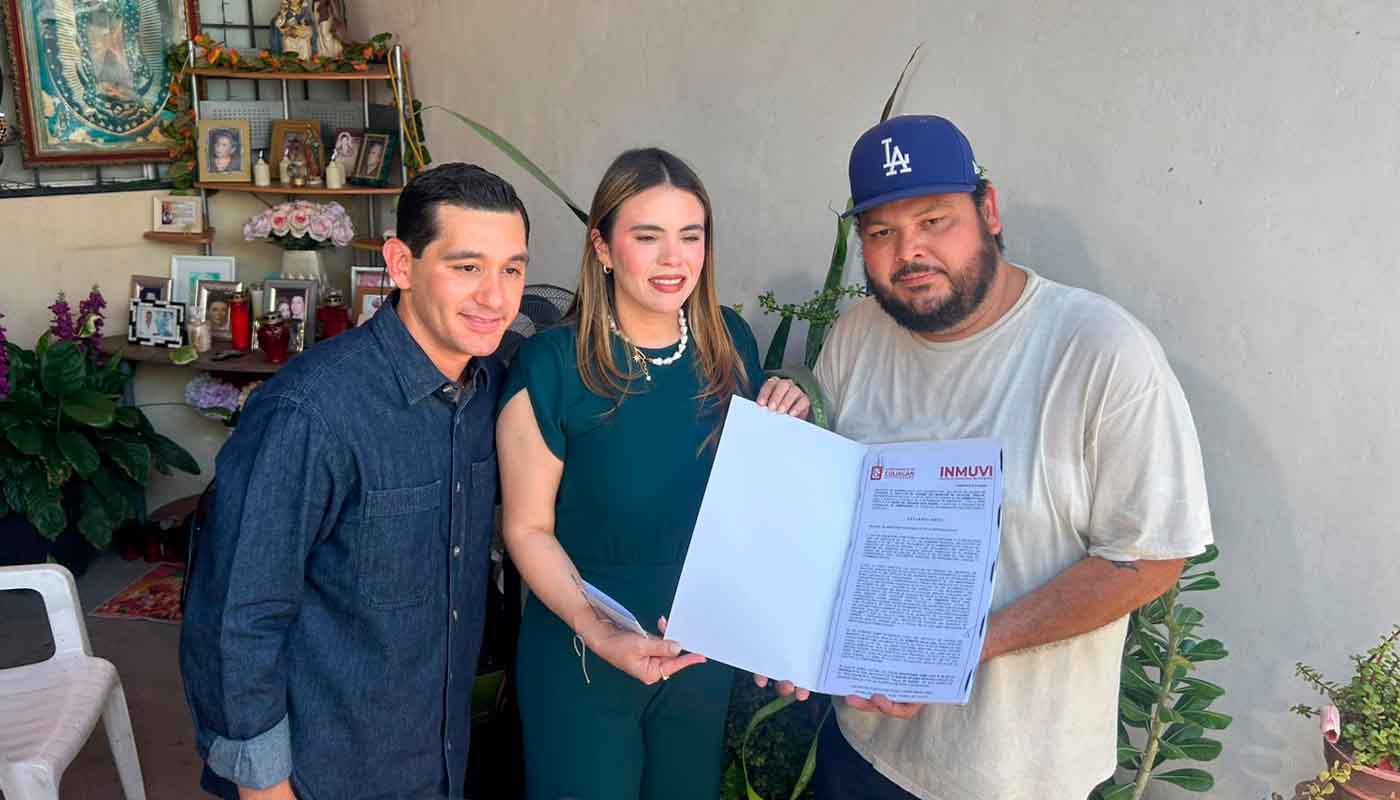 Ana Miriam Ramos entrega títulos de propiedad en Culiacán