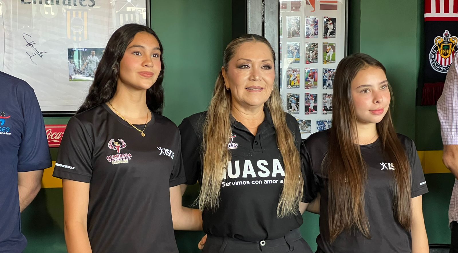 Ángela Pérez Araujo y Celia Yasbeth López Higuera junto a su entrenadora Xóchitl Isela Orona Leal.