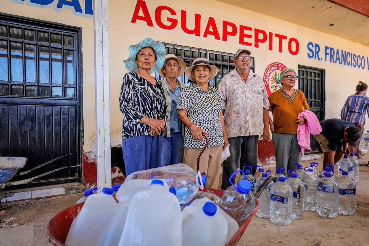 Cuatro personas con botellas de agua