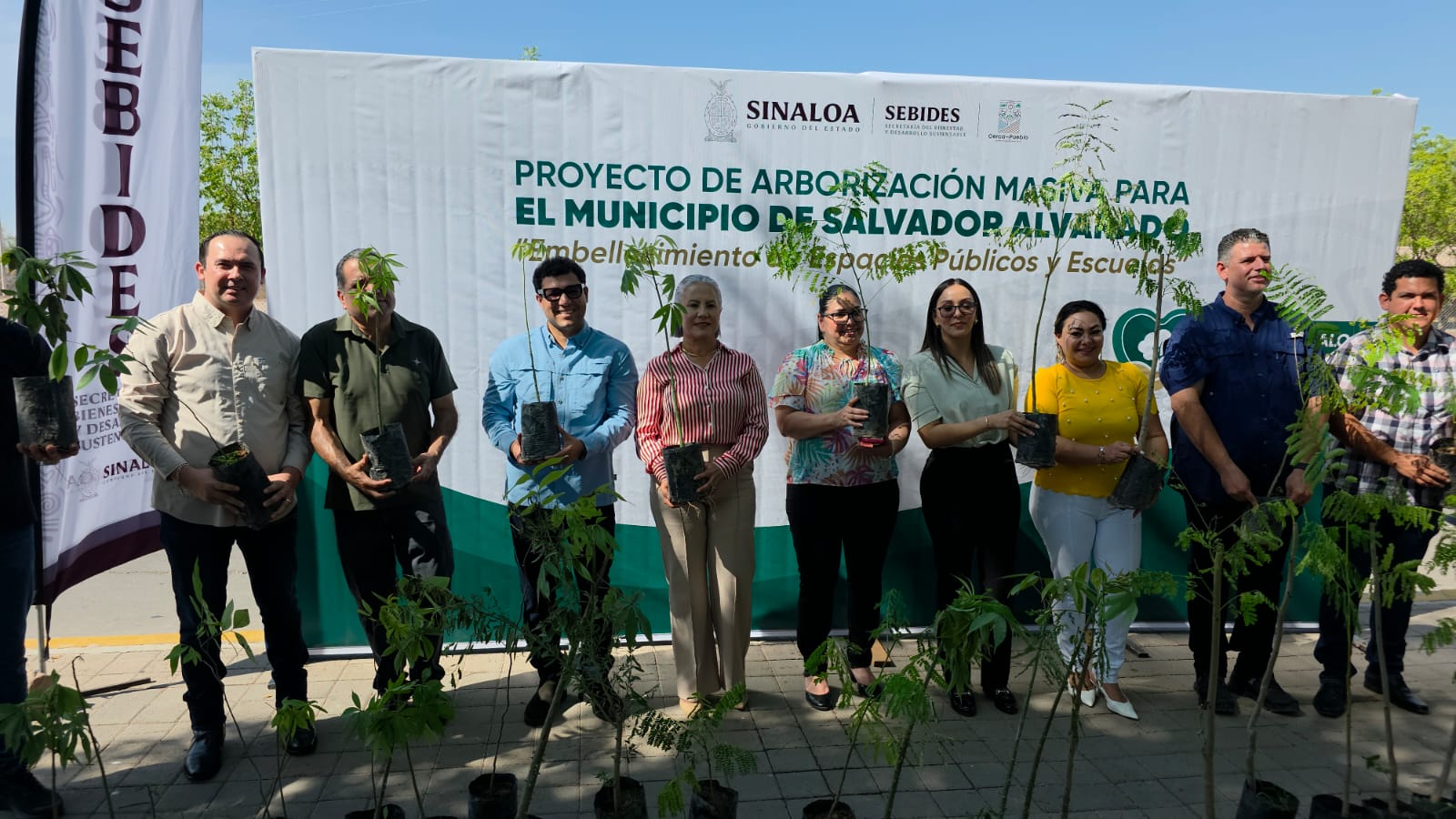 Autoridades con árboles y plantas