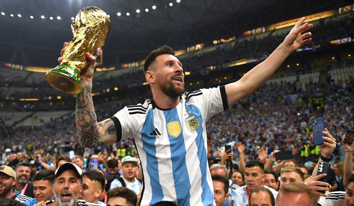 Lionel Messi con la Copa del Mundo
