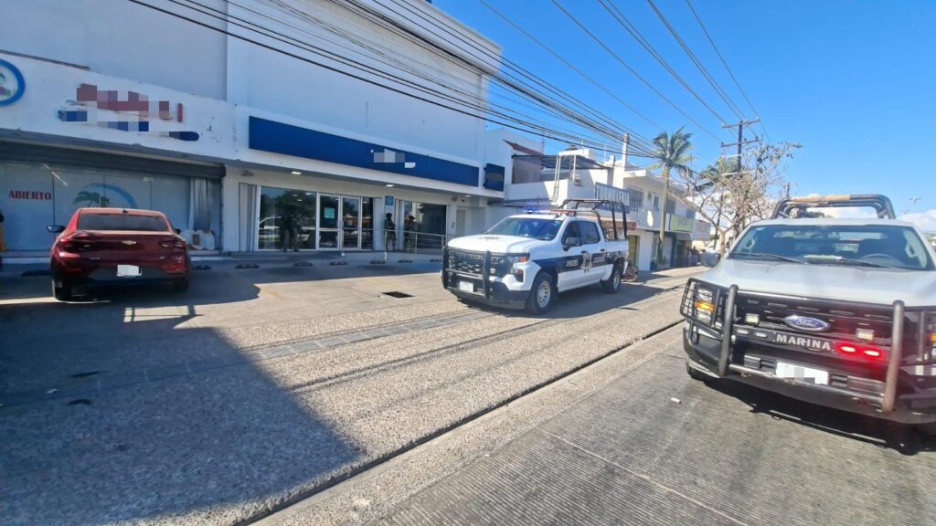 Policía Municipal y Marina afuera del banco en el que ocurrió el primer asalto.
